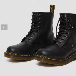 Women’s Dr. Martens 1460W